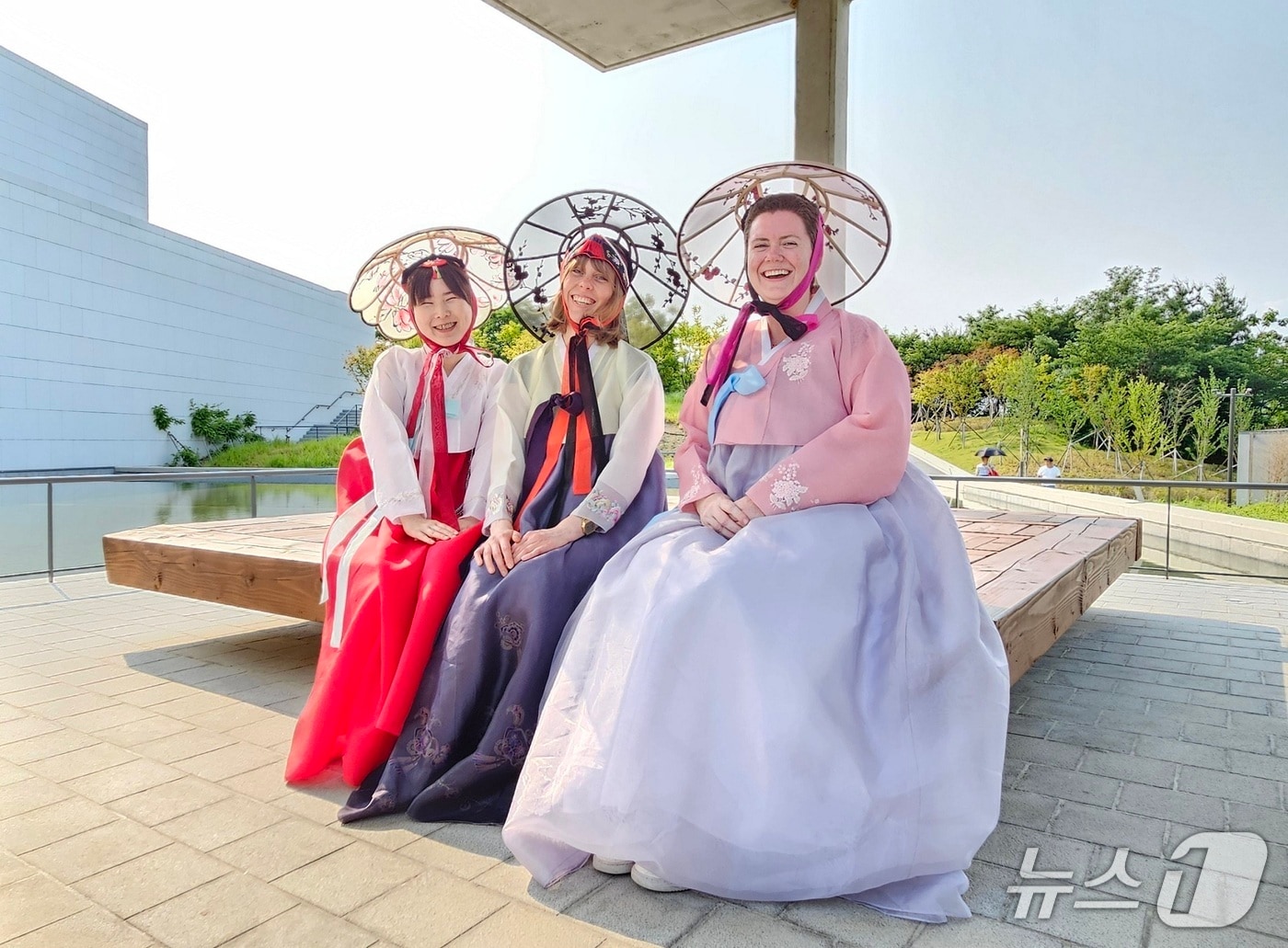 문화도시수성투어 조선타임슬립에 참가한 외국인들이 대구간송미술관 야외정원에서 포즈를 취하고 있다.&#40;대구 수성문화재단 제공.재판매 및 DB 금지&#41;