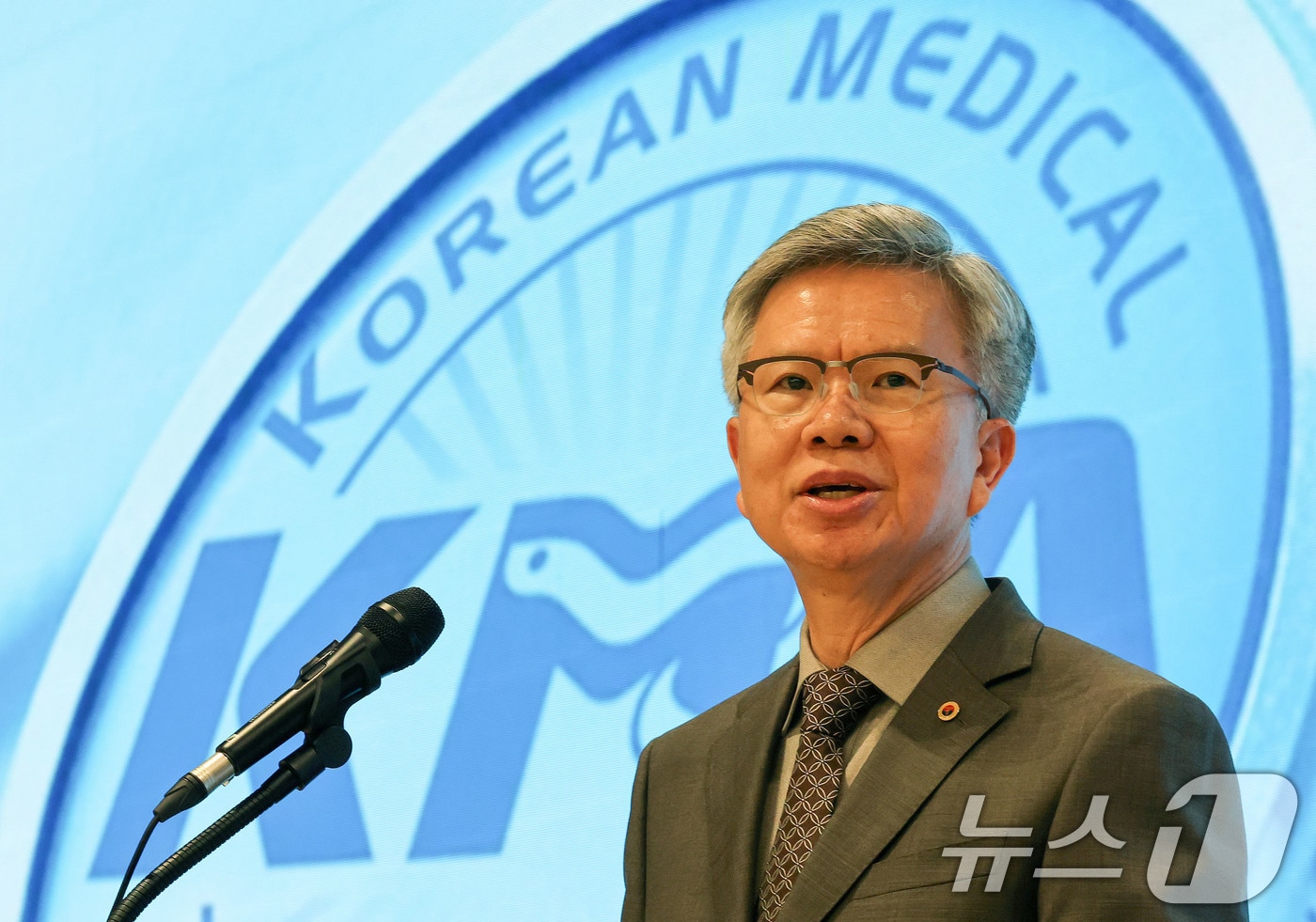 김택우 대한의사협회 회장이 4일 오후 서울 용산구 대한의사협회회관에서 ‘새 대통령에게 바랍니다’ 기자회견을 하고 있다. 2025.6.4/뉴스1 ⓒ News1 박세연 기자