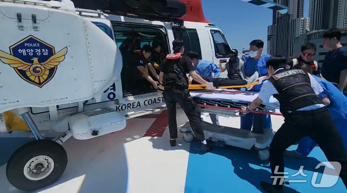 울산해양경찰서는 4일 오전 울산 울주군 해상에서 선박 내 응급환자가 발생해 긴급 이송시켰다고 밝혔다.(울산해경 제공. 재판매 및 DB 금지)/뉴스1