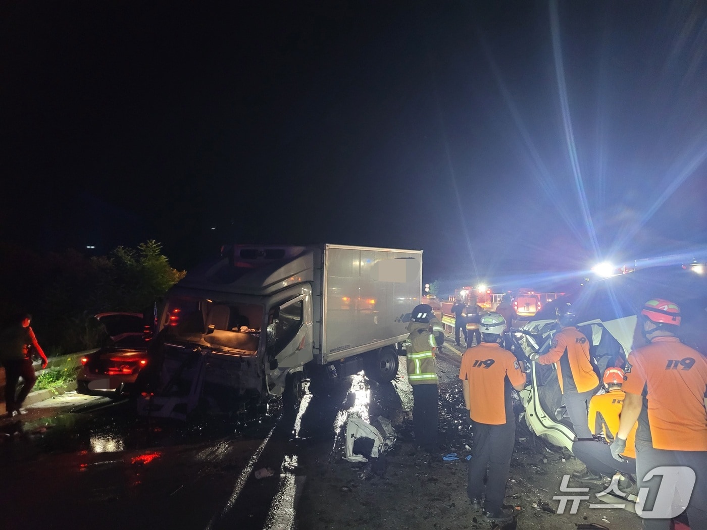 5일 0시 45분쯤 경북 포항시 남구 연일읍 자명리에서 소형 SUV가 역주행으로 2.5톤 탑차를 들이받아 구조대가 구조작업을 펼치고 있다.(경북소방본부 제공. 재판매 및 DB금지)2025.6.5/뉴스1