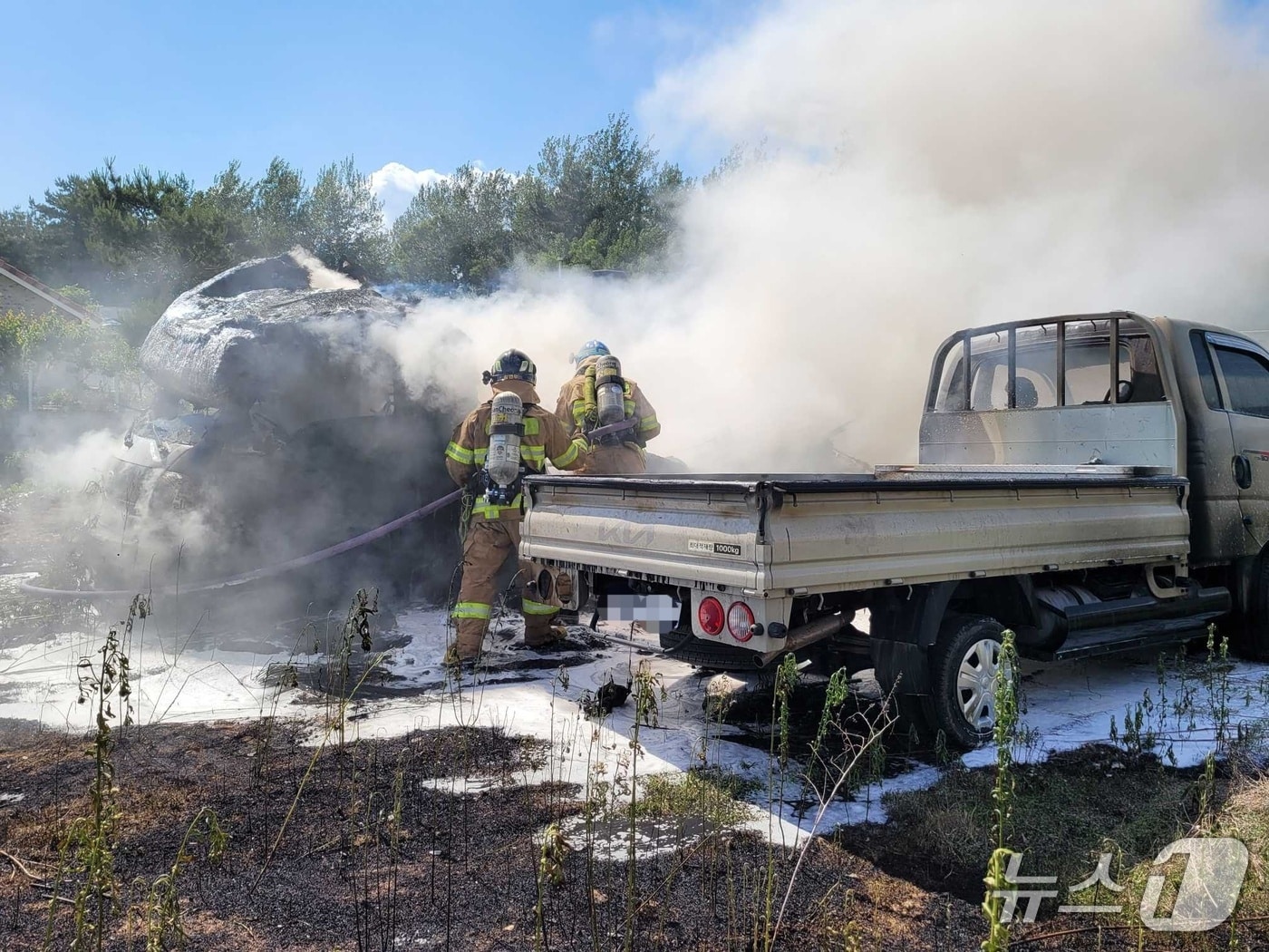 강원 원주 소초면 흥량리 캠핑카 화재 현장.(강원도소방본부 제공, 재판매 및 DB금지주