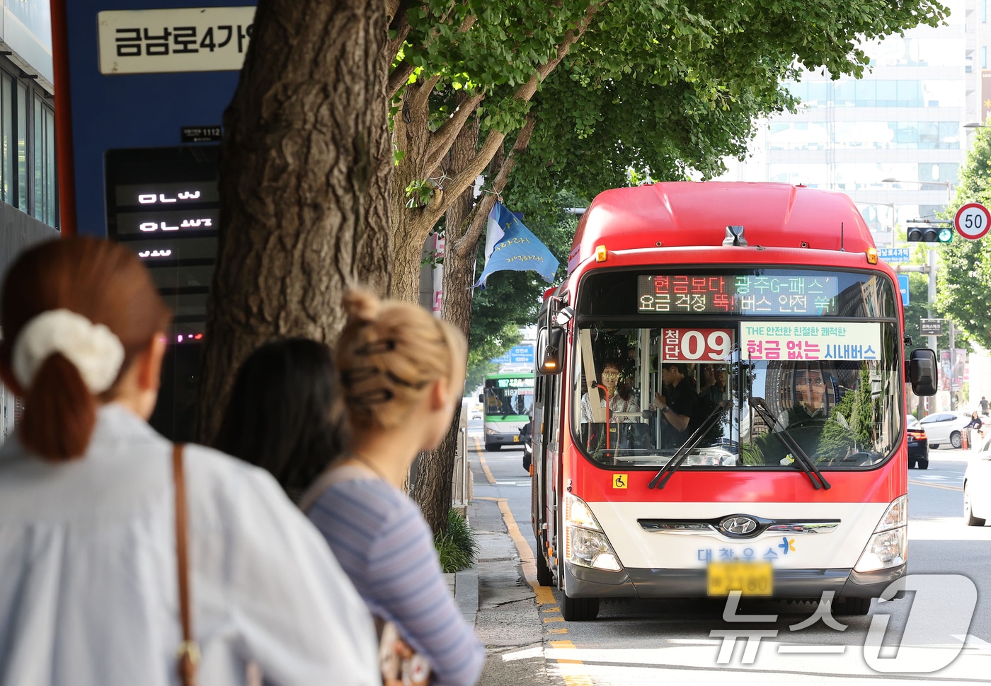 광주 시내버스 노사의 임금·단체협약 교섭이 결렬돼 파업이 시작된 5일 오전 광주 동구 금남로 일대에서 시민들이 버스를 기다리고 있다. 2025.6.5/뉴스1 ⓒ News1 박지현 기자