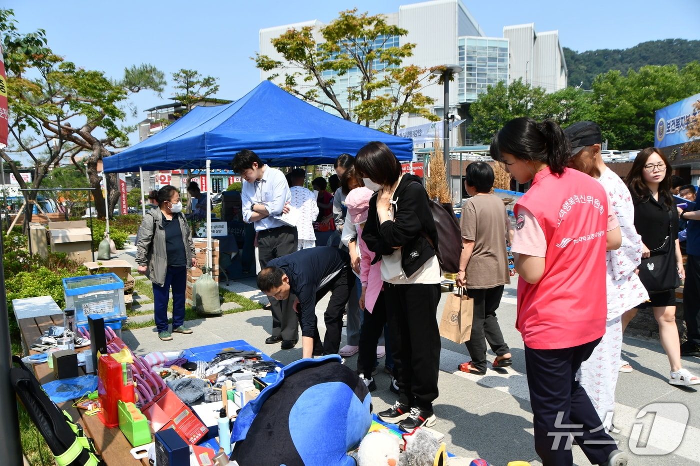 아름다운가게와 함께하는 나눔 바자회.(한림대 춘천성심병원 제공. 재판매 및 DB금지)/뉴스1