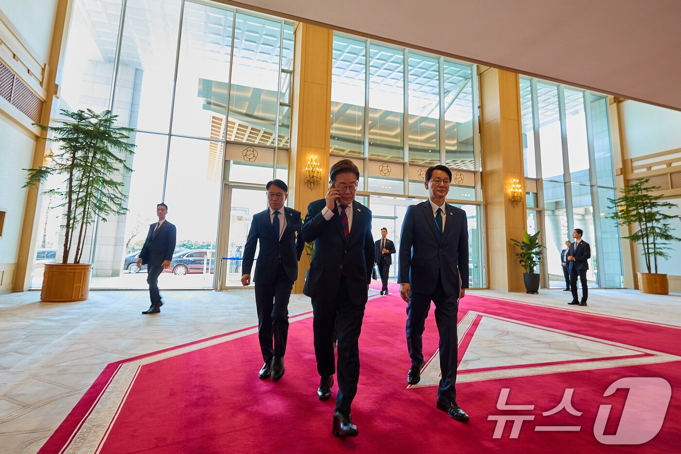 이재명 대통령이 5일 서울 용산구 대통령실 청사로 출근하고 있다. (대통령실 제공. 재판매 및 DB 금지) 2025.6.5/뉴스1