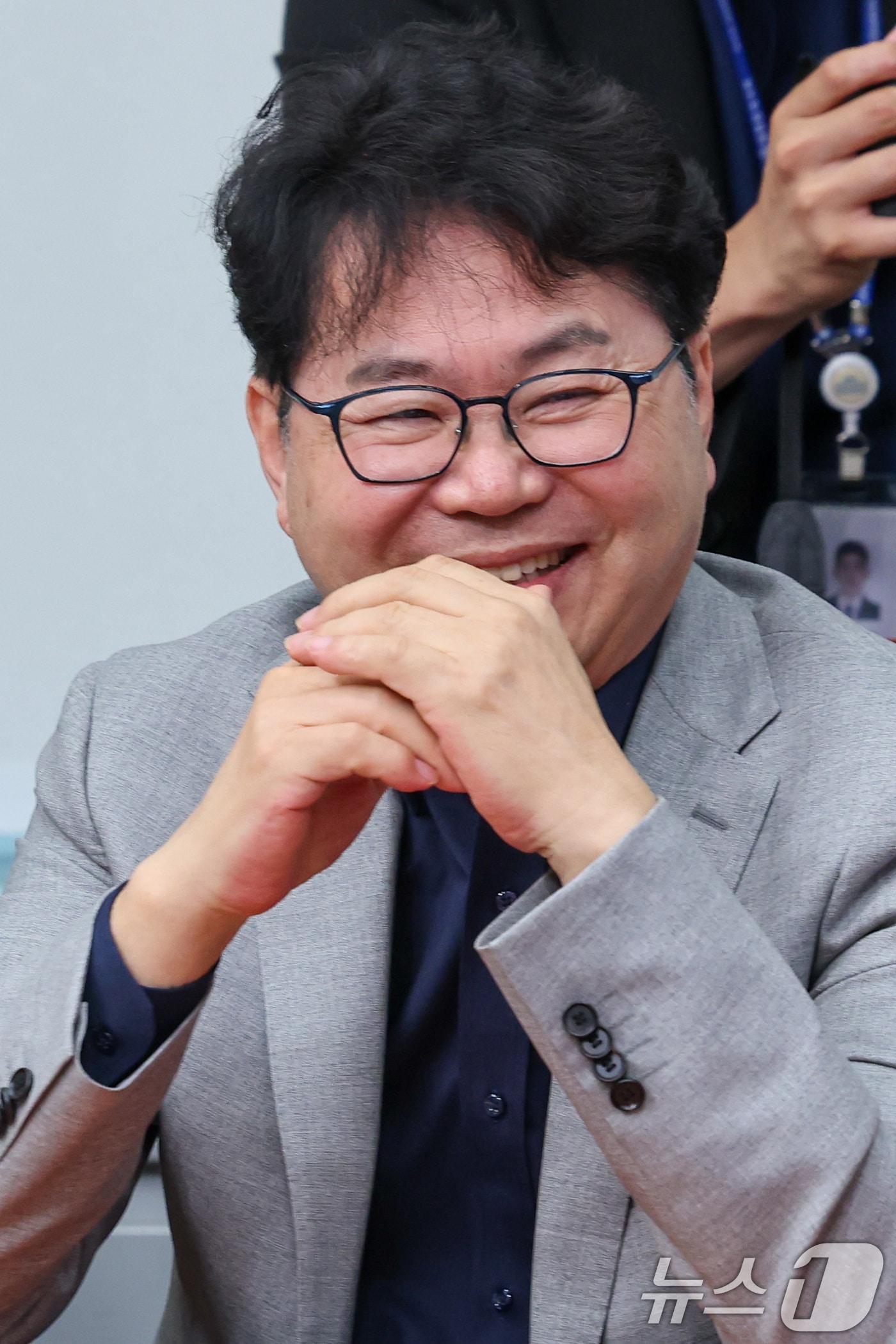 이한주 국정기획위원장이 5일 오전 서울 여의도 국회에서 열린 더불어민주당 최고위원회의에 참석해 미소짓고 있다. 2025.6.5/뉴스1 ⓒ News1 안은나 기자