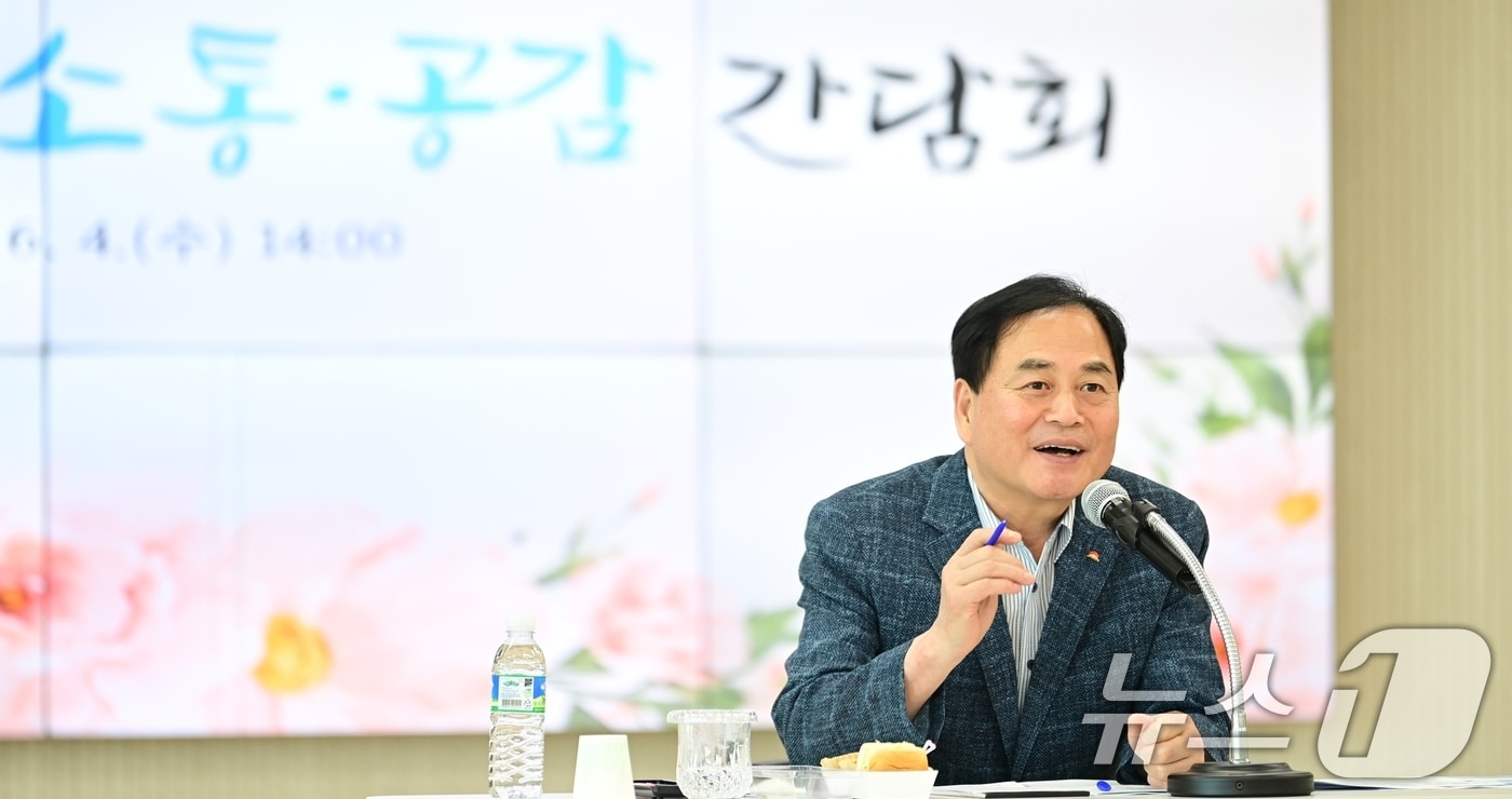 배낙호 김천시장이 4일 감문면 행정복지센터에서 소통공감간담회를 주재하고 있다. (김천시 제공. 재판매 및 DB금지) 2025.6.5/뉴스1 ⓒ News1 정우용 기자