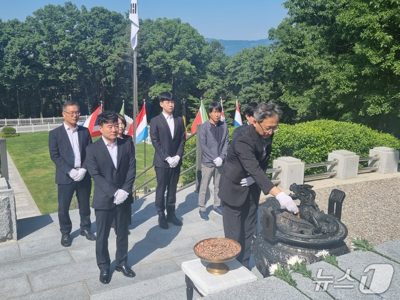 이경원 강원조달청장은 제70회 현충일을 앞둔 5일 춘천 우두산 소재 충렬탑을 찾아 참배했다.(강원조달청 제공. 재판매 및 DB금지)/뉴스1