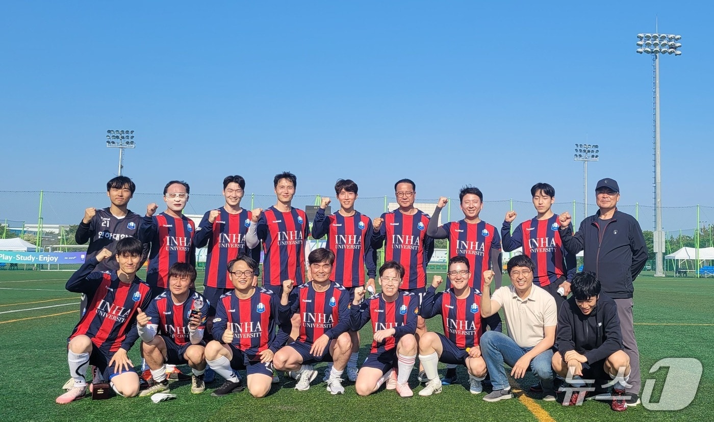 iH배 한마음 축구대회에 참여한 인하대교수팀.(인하대 제공. 재배포 및 DB금지)2025.6.5/뉴스1
