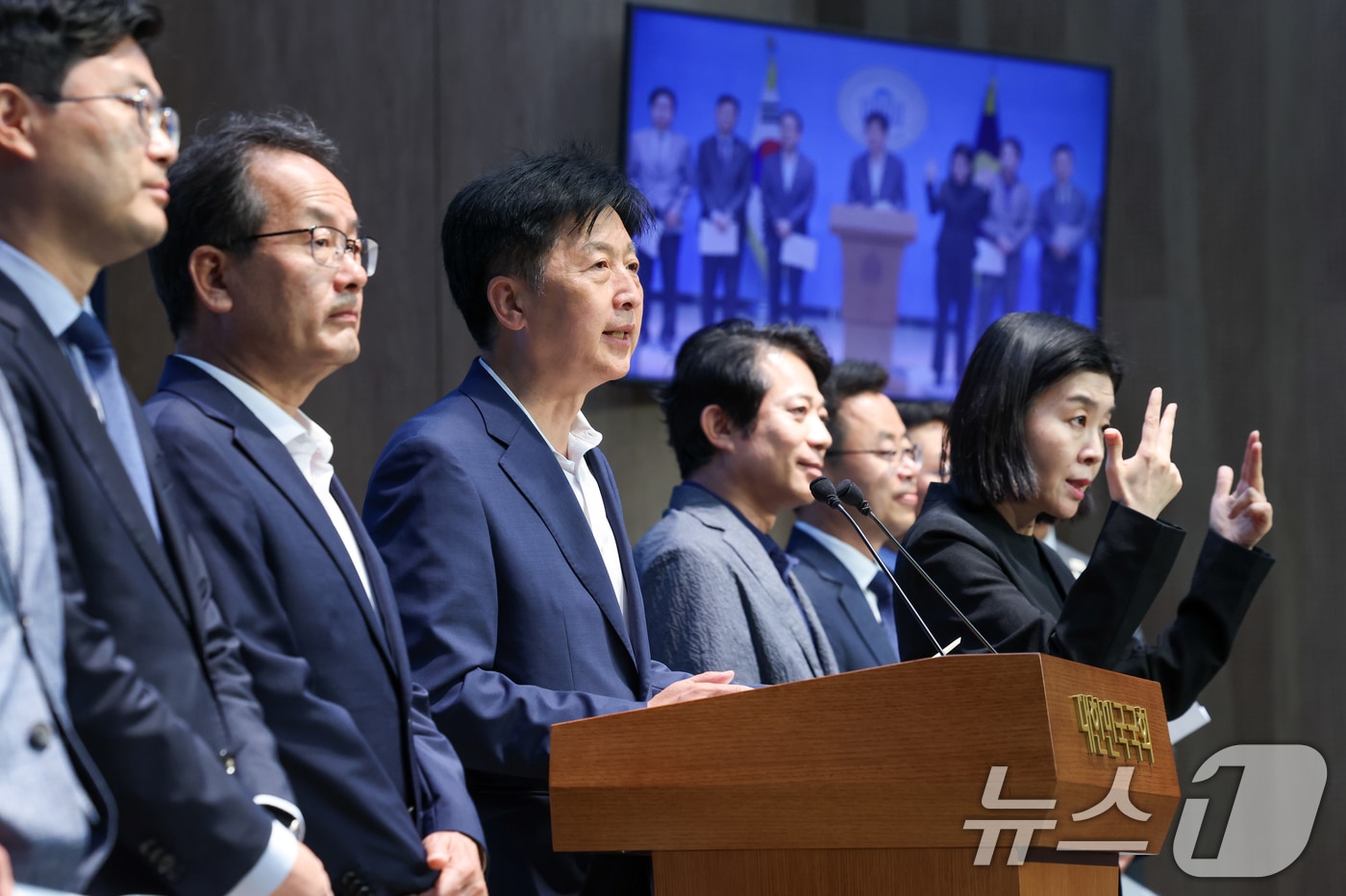오기형 더불어민주당 대한민국 주식시장 활성화 TF 단장을 비롯한 의원들이 5일 서울 여의도 국회 소통관에서 상법 개정안 재추진 관련 기자회견을 하고 있다. 2025.6.5/뉴스1 ⓒ News1 안은나 기자
