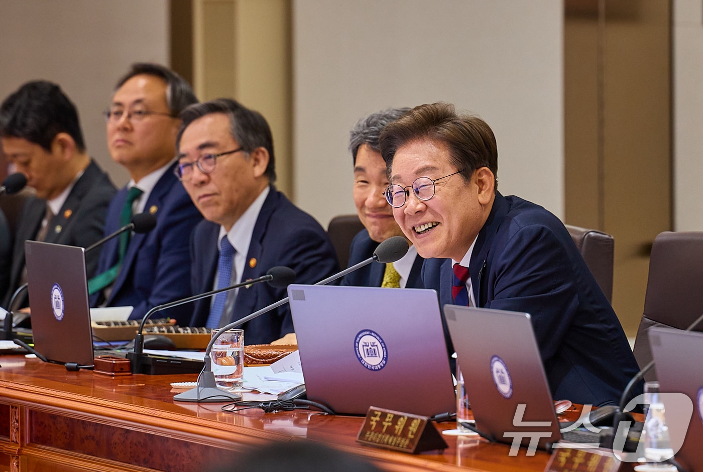 이재명 대통령이 5일 서울 용산구 대통령실 청사에서 열린 국무회의 중 점심으로 김밥을 먹고 있다. (대통령실 제공. 재판매 및 DB 금지) 2025.6.5/뉴스1 ⓒ News1 허경 기자