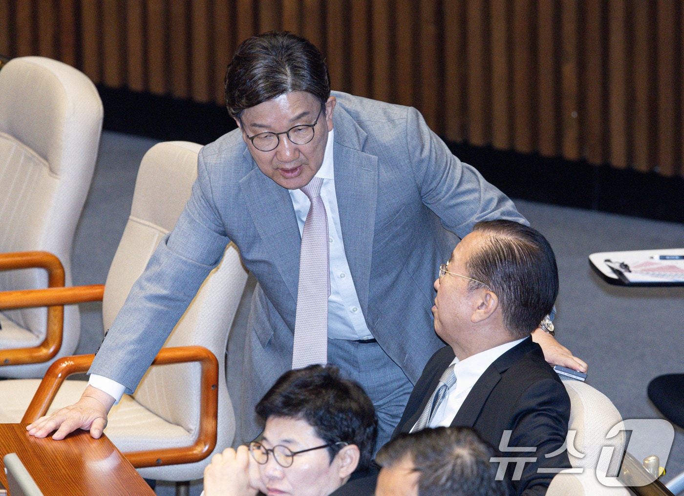 권영세 국민의힘 전 비상대책위원장과 권성동 전 원내대표가 5일 오후 서울 여의도 국회에서 열린 본회의에서 대화를 하고 있다. 2025.6.5/뉴스1 ⓒ News1 이재명 기자