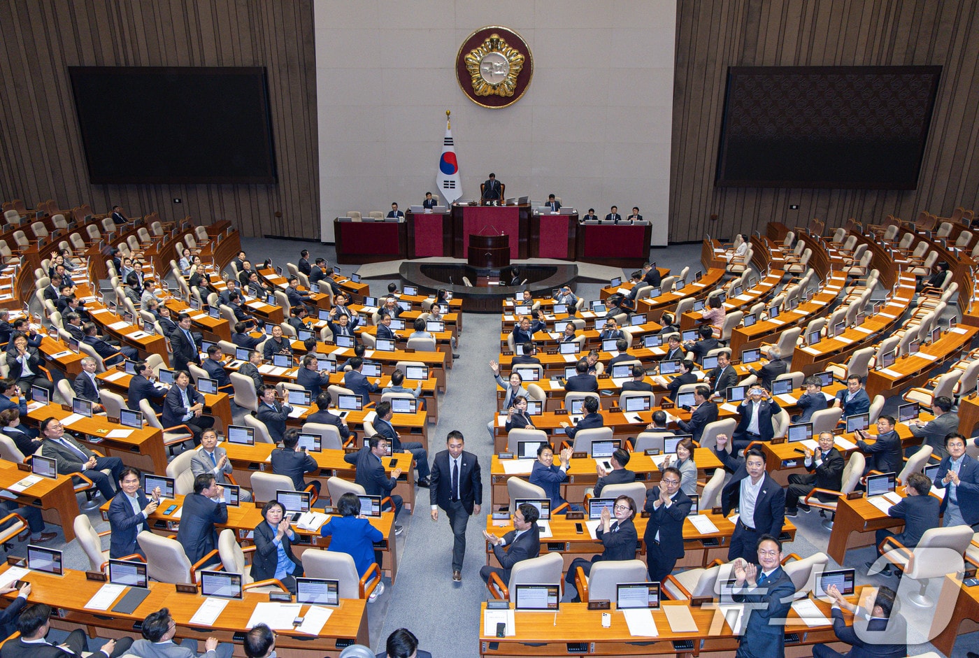 5일 오후 서울 여의도 국회 본회의에서 채해병 특검법(순직 해병 수사 방해 및 사건 은폐 등의 진상규명을 위한 특별검사의 임명 등에 관한 법률안)이 통과되자 여당 의원들이 박수를 치고 있다. 2025.6.5/뉴스1 ⓒ News1 이재명 기자