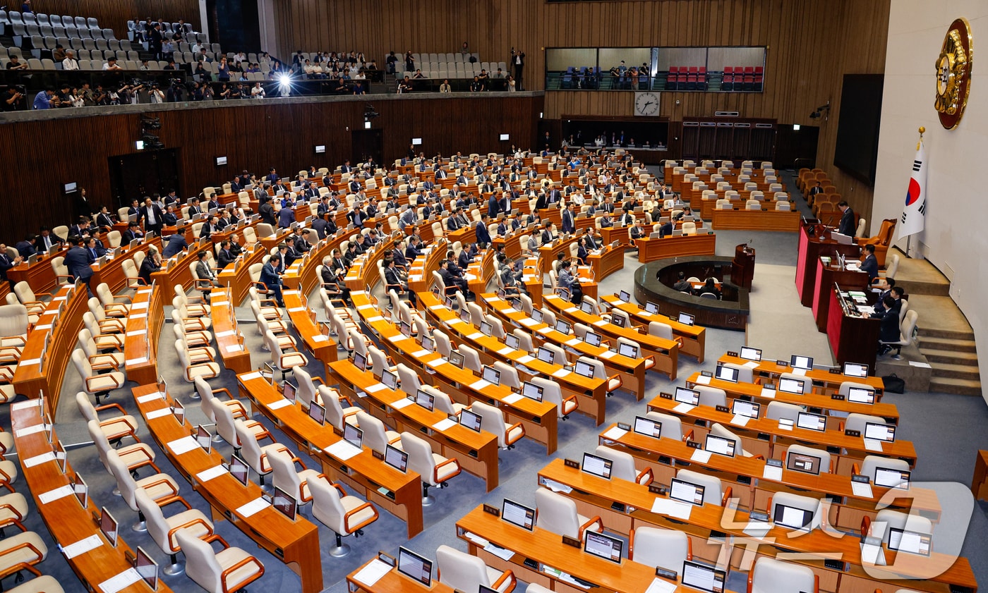 지난 5일 오후 서울 여의도 국회 본회의에서 국민의힘 퇴장 속에 검사징계법 일부개정법률안과 채해병, 내란, 김건희 특검법이 통과된 뒤 더불어민주당 의원들이 손뼉치고 있다. 2025.6.5/뉴스1 ⓒ News1 안은나 기자