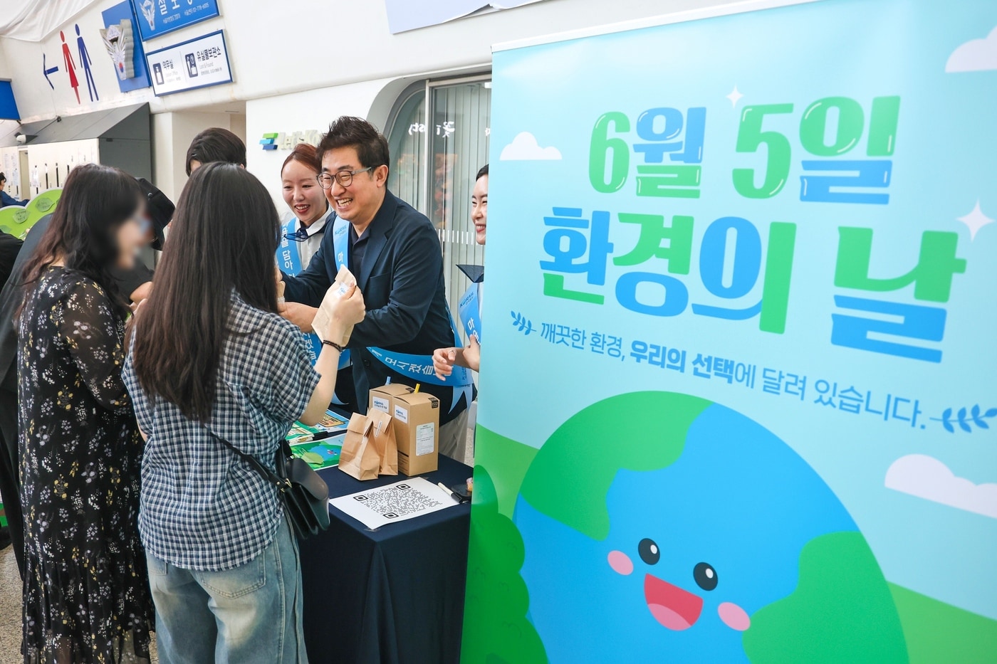 코레일관광개발이 5일 환경의날 맞이 서울역 캠페인을 진행하고 있다.(코레일관광개발 제공)