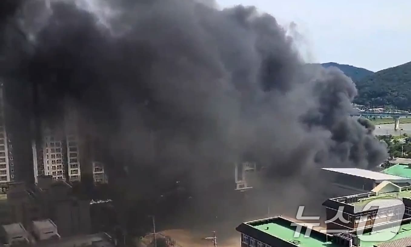 5일 오후 4시10분쯤 포항시 남구 유강리에 있는 건축자재 더미에서 원인을 알 수 없는 불이 나 검은 연기가 치솟고 있다. (독자 제공) 2025.6.5/뉴스1 ⓒ News1 최창호 기자