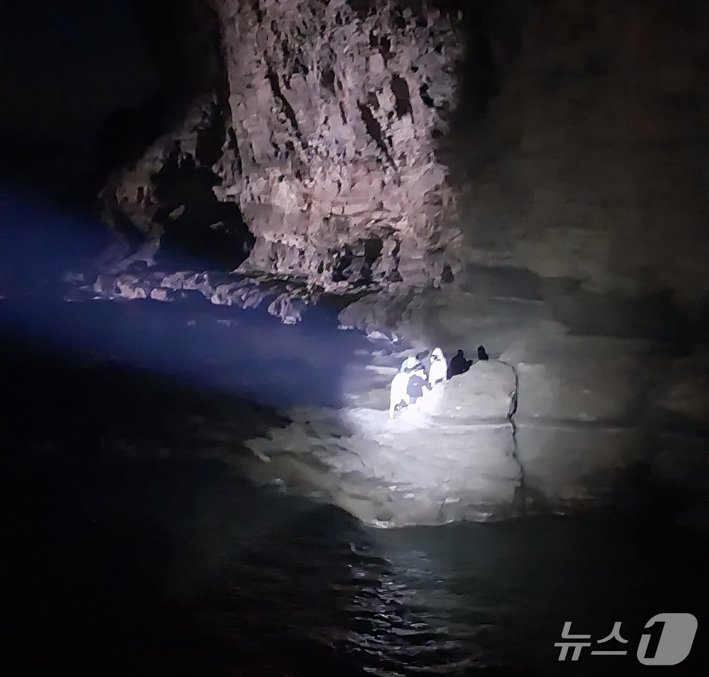 지난 4일 오후 8시 49분께 전북 부안군 변산면 채석강 일대에서 고립됐던 관광객 6명이 해경에 구조됐다.(부안해양경찰서 제공. 재판매 및 DB금지)