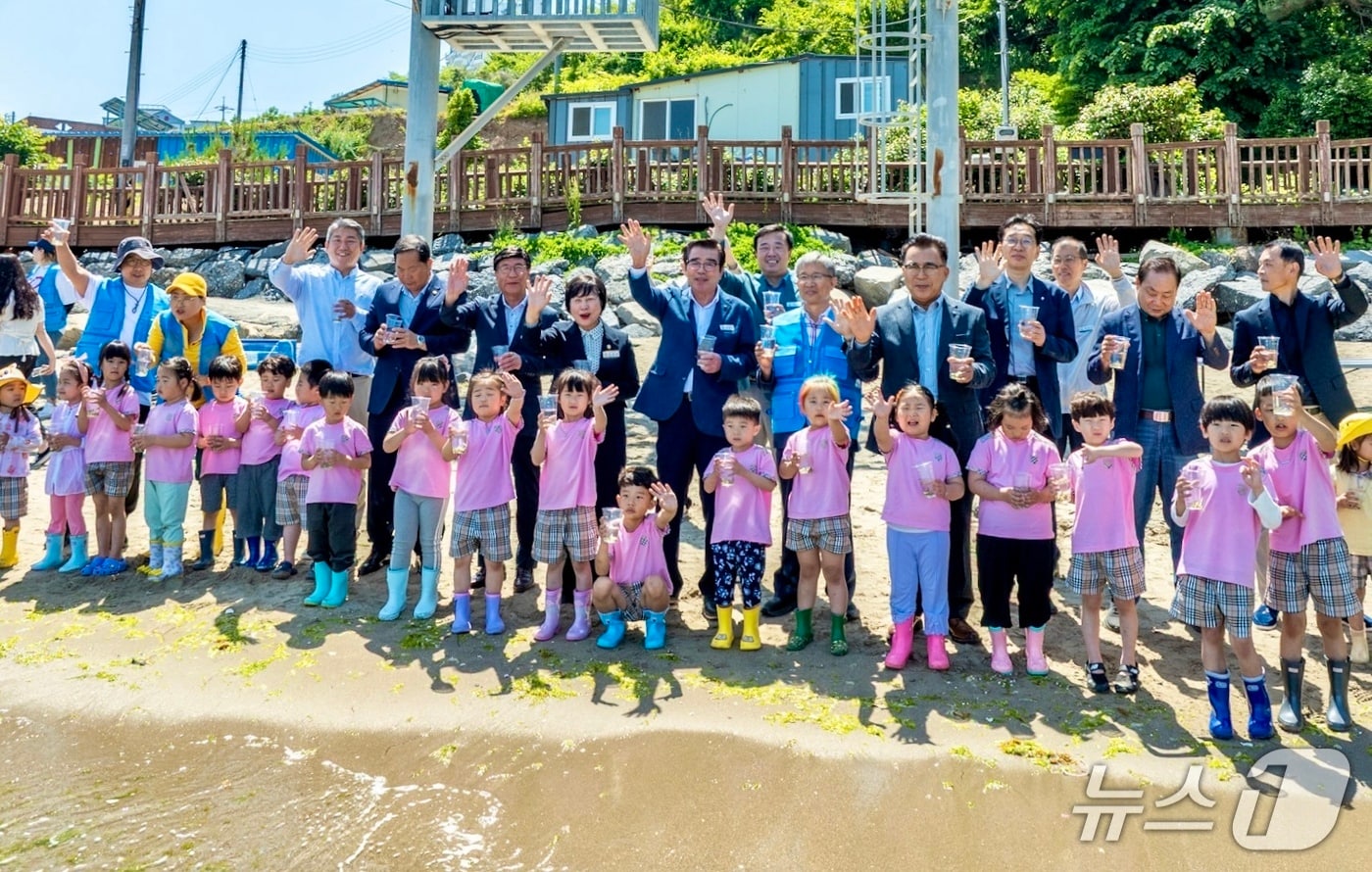 '바다를 부탁해’치어방류 환경캠페인 모습.(보령시 제공 .재판매 및 DB금지)/뉴스1