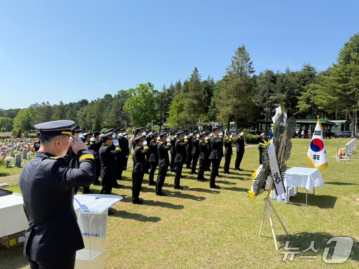 경기도소방재난본부가 '제70회 현충일'을 하루 앞둔 5일 국립대전현충원을 찾아 순직 소방인 묘역을 참배하고 있다. (경기도소방재난본부 제공. 재판매 및 DB 금지) 2025.6.5/뉴스1