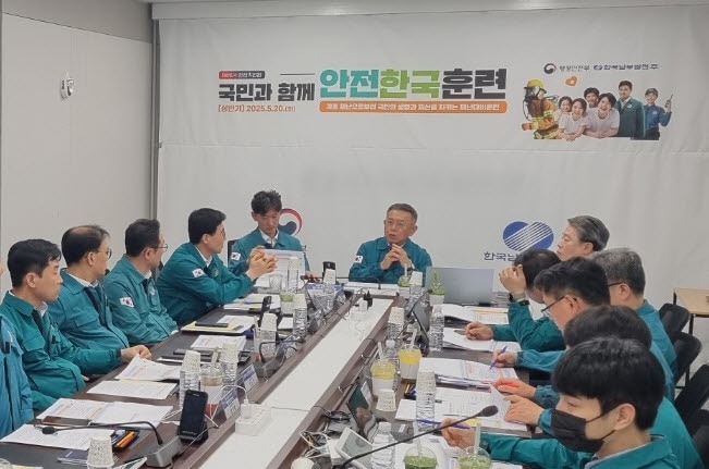 김준동 한국남부발전 사장이 재난대응 안전한국훈련 중 복합 재난상황에 대응하기 위해 상황판단 회의를 주재하고 있다. (한국남부발전 제공) 2025.06.05 /뉴스1