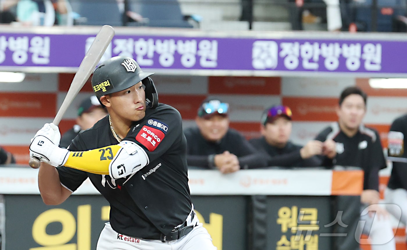 5일 대전 한화생명볼파크에서 열린 &#39;2025 신한 SOL 뱅크 KBO리그&#39; 프로야구 한화이글스 대 kt위즈 경기에서 3회초 kt 안현민이 연타석 안타를 치고 있다 2025.6.5/뉴스1 ⓒ News1 김기남 기자