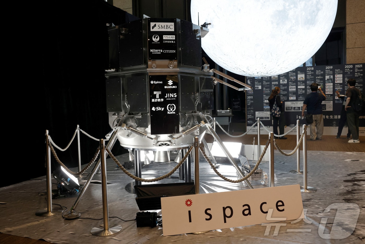 일본 우주기업 아이스페이스가 쏘아올린 달 착륙선 레질리언스의 모형.ⓒ 로이터=뉴스1