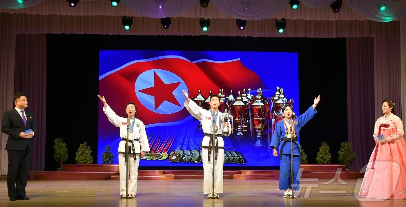 (평양 노동신문=뉴스1) = 북한 노동당 기관지 노동신문은 6일 조선소년단 창립 79주년을 맞아 학생들의 경축 무대 '소년단 깃발 높이 힘차게 앞으로'가 만경대학생소년궁전에서 진행됐다고 보도했다. [국내에서만 사용가능. 재배포 금지. DB 금지. For Use Only in the Republic of Korea. Redistribution Prohibited] rodongphoto@news1.kr