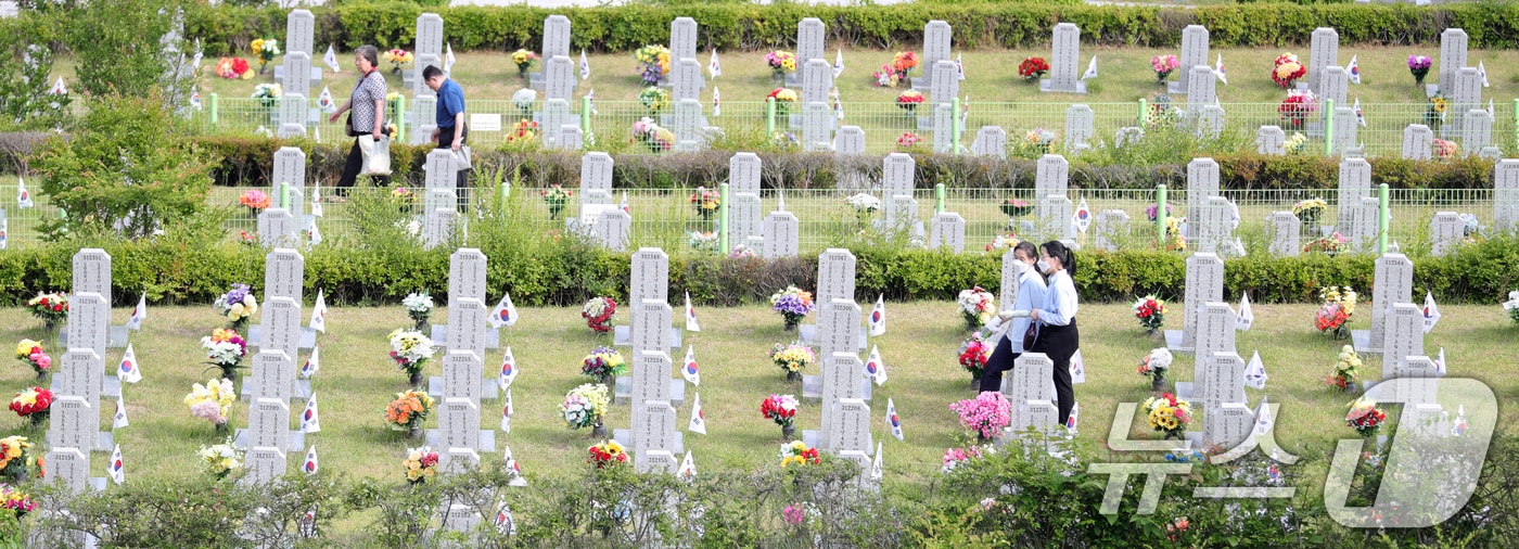 현충일인 지난 6일 전북 임실군 국립임실호국원을 찾은 추모객들이 참배를 하기 위해 발걸음을 옮기고 있다. 2025.6.6/뉴스1 ⓒ News1 유경석 기자