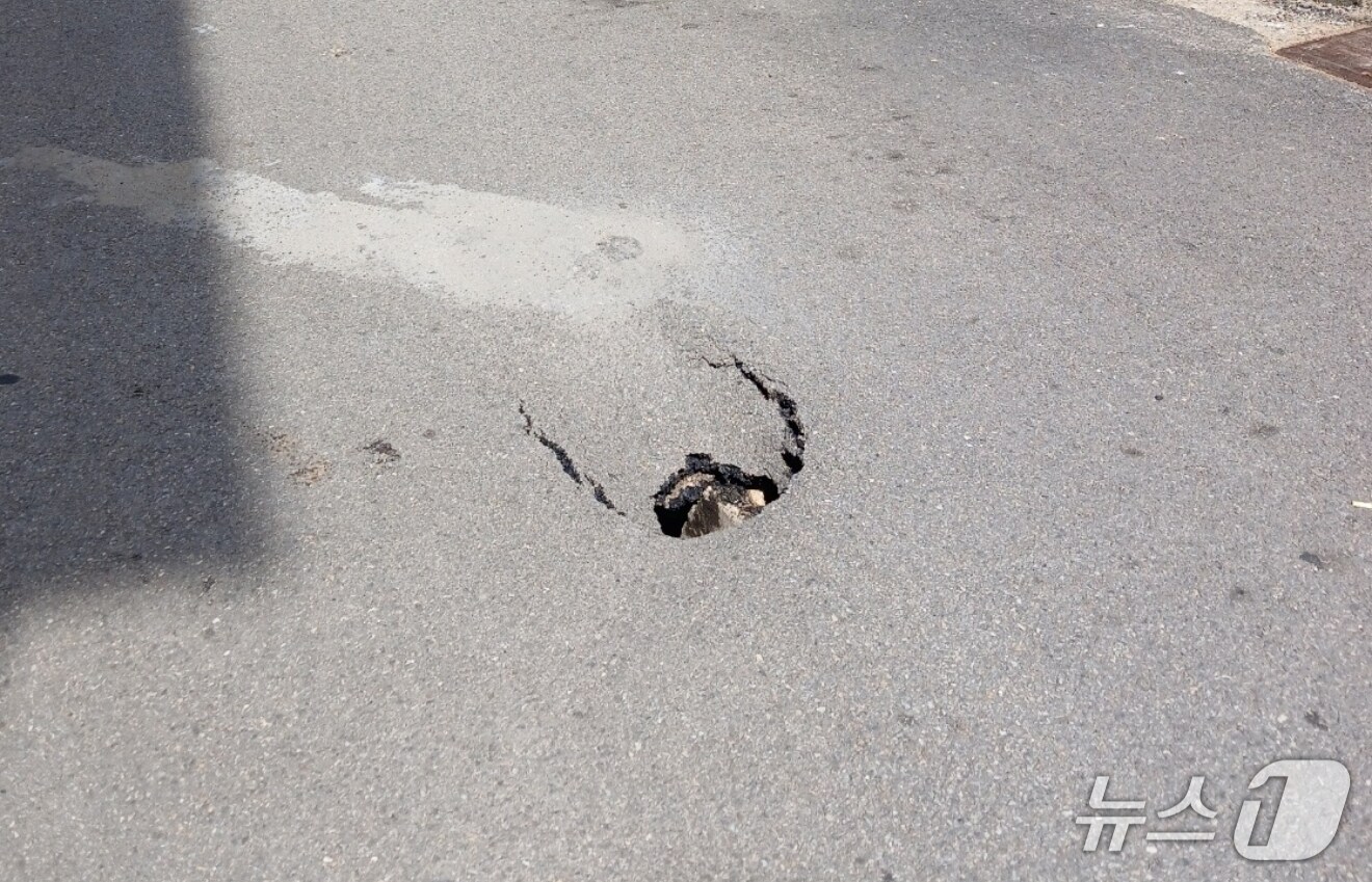 땅꺼짐 현장(인천소방본부 제공)