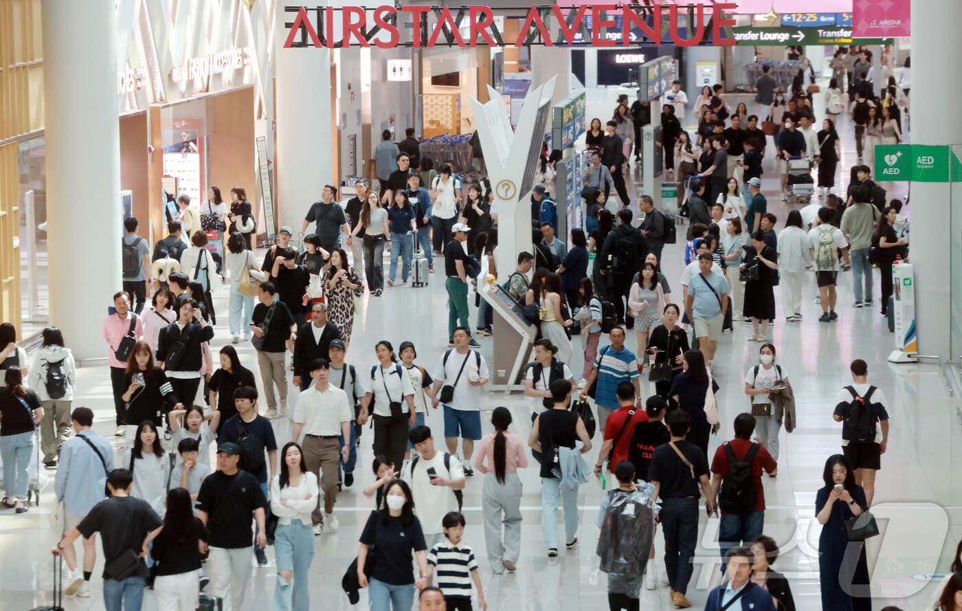 인천국제공항 제1터미널 면세점이 관광객들로 붐비고 있다.2025.6.6/뉴스1 ⓒ News1 김진환 기자