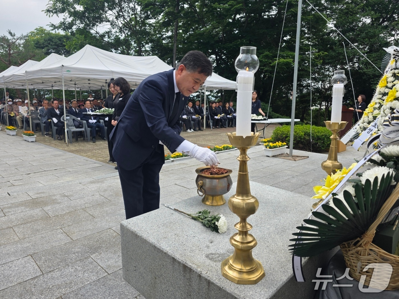 정성주 김제시장이 6일 오전 성산공원 내 충혼탑 광장에서 진행된 제70회 현충일 추념식에서 헌화하고 있다.(김제시 제공. 재판매 및 DB 금지)