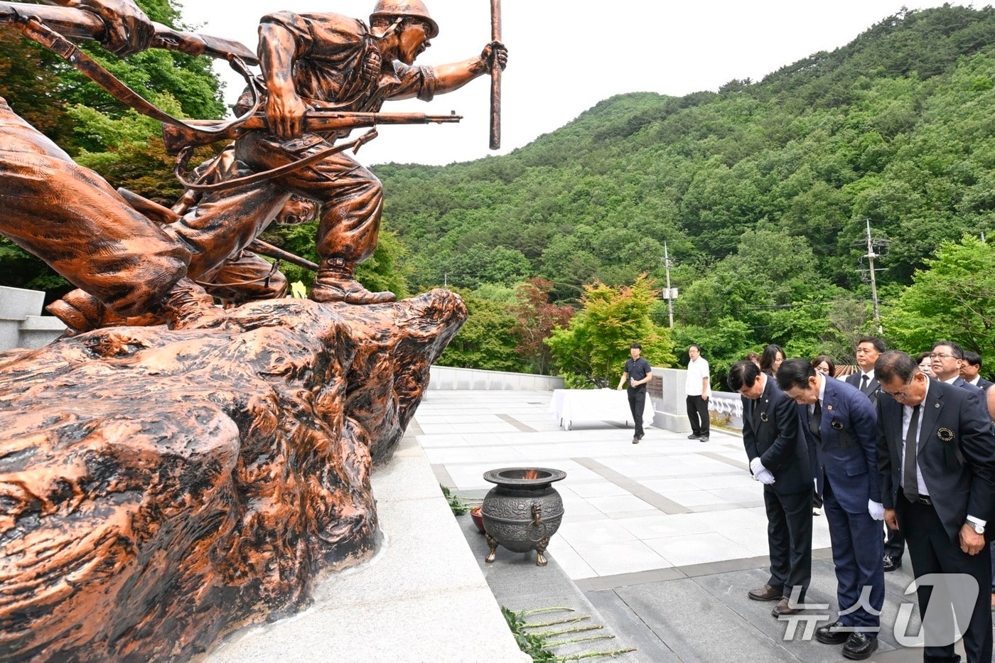 6일 전북 남원시 지리산 충혼탑에서 제70회 현충일 추념식이 개최된 가운데 최경식 남원시장 등이 묵념을 하고 있다.(남원시 제공. 재판매 및 DB금지)/뉴스1 