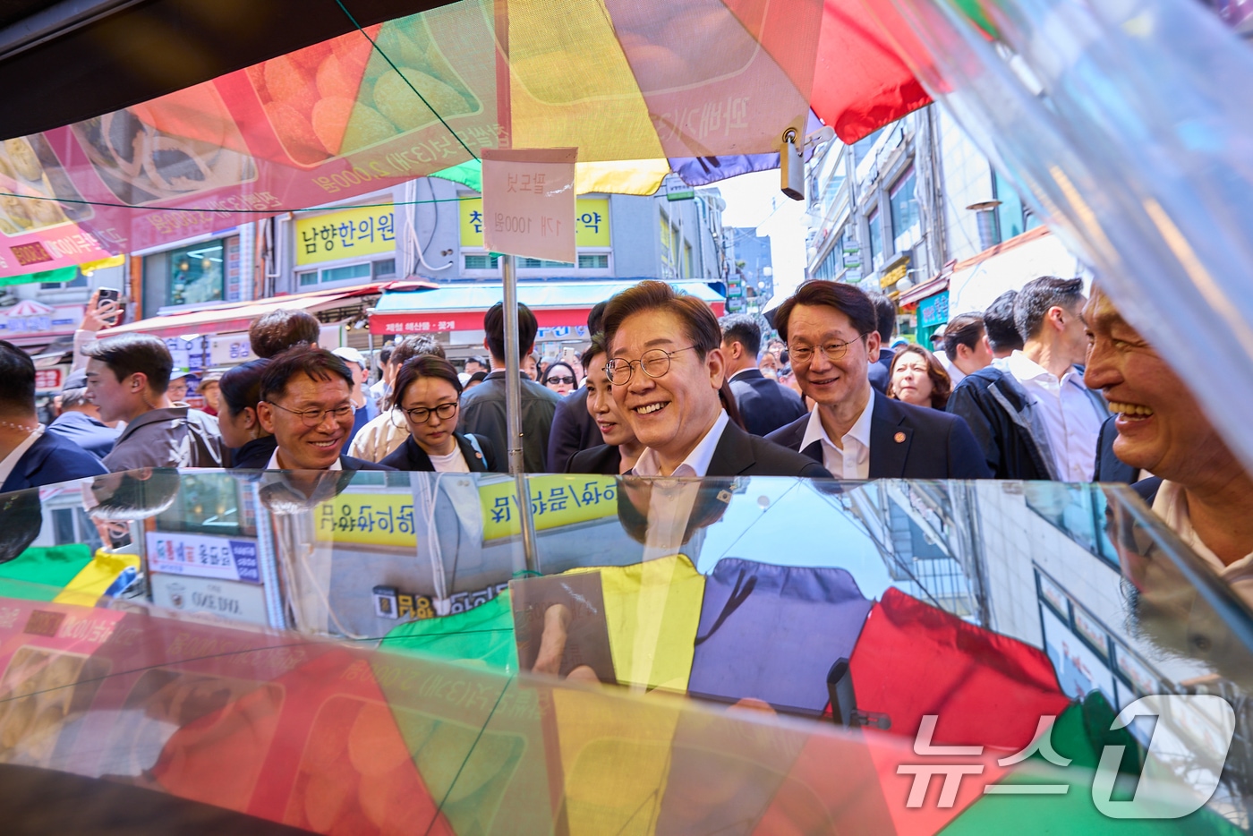이재명 대통령과 김혜경 여사가 6일 서울 사당동 남성시장을 방문해 상인과 대화하고 있다. (대통령실 제공. 재판매 및 DB 금지) 2025.6.6/뉴스1