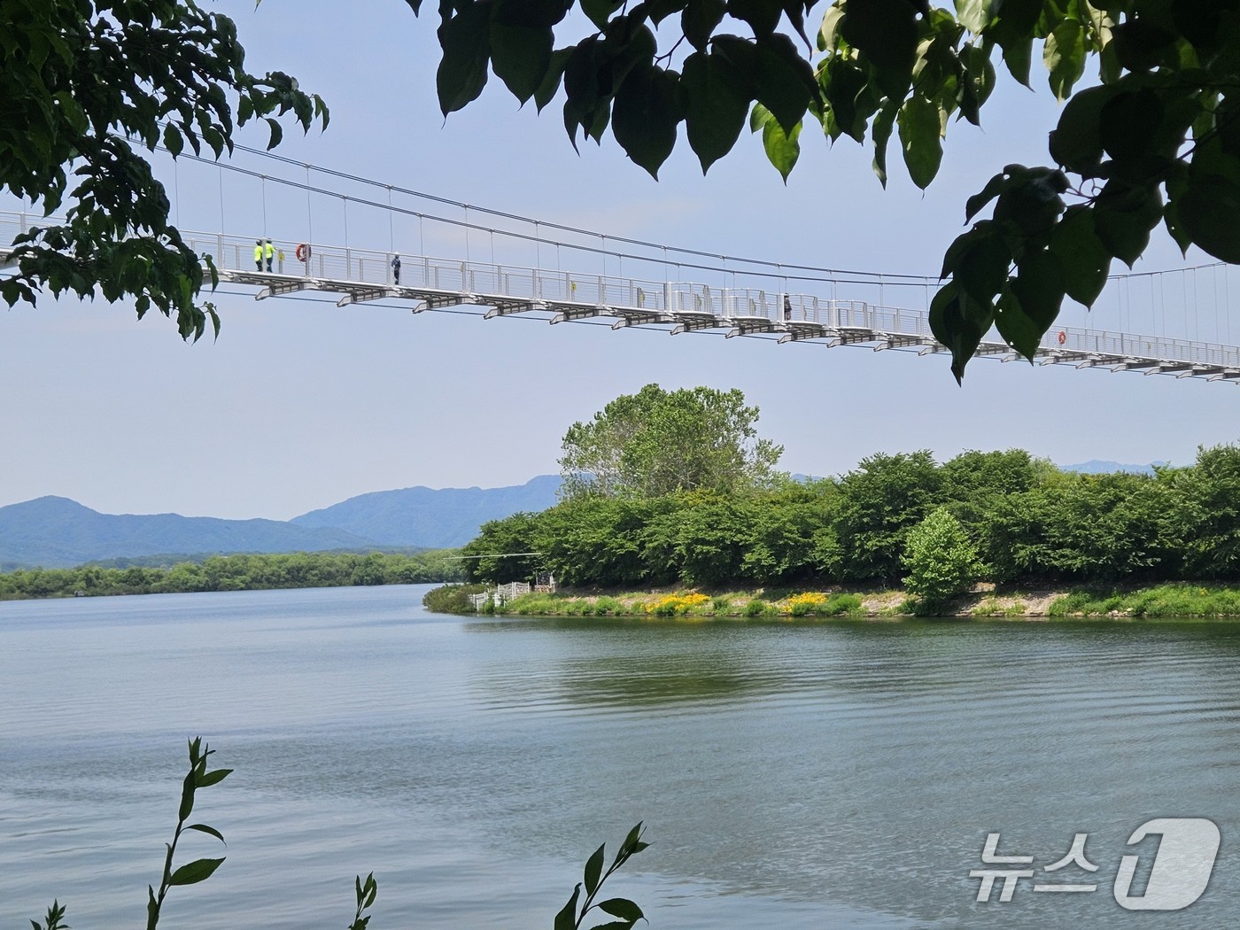 6일 오후 강원 춘천 근화동 '춘천사이로 248'을 찾은 관광객과 시민들이 출렁다리를 건너고 있다.2025.6.6 한귀섭 기자