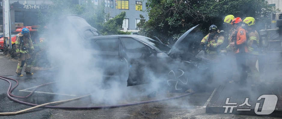 6일 오후 제주 서귀포시 남원읍에 주차된 전기차 EV6에서 연기가 피어오르고 있다.(제주소방안전본부 제공. 재판매 및 DB 금지)