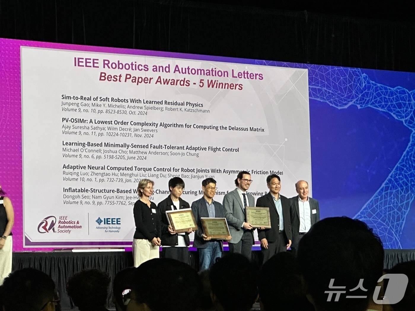유지환 한국과학기술원(KAIST) 건설 ·환경공학과 교수가 미국 애틀랜타에서 열린 '2025 IEEE 국제 로봇및자동화학회(ICRA)'에서 최우수 논문상을 수상한 뒤 기념촬영을 하고 있다. (KAIST 제공, 재판매 및 DB금지) / 뉴스1