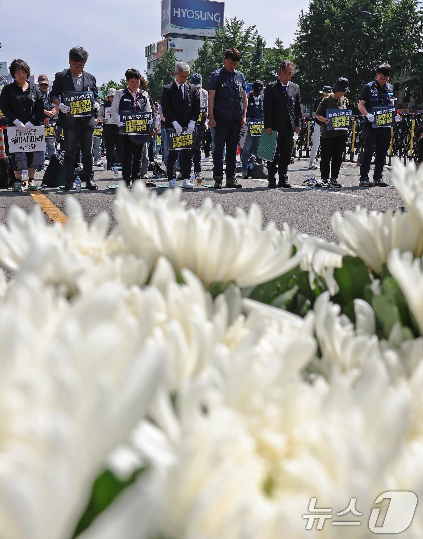 태안화력 김충현 비정규직 노동자 사망사고 대책위원회 구성원들이 6일 오후 서울 용산구 서울역 앞 한강대로에서 열린 추모문화제에서 고인을 추모하며 묵념하고 있다. 2025.6.6/뉴스1 ⓒ News1 장수영 기자