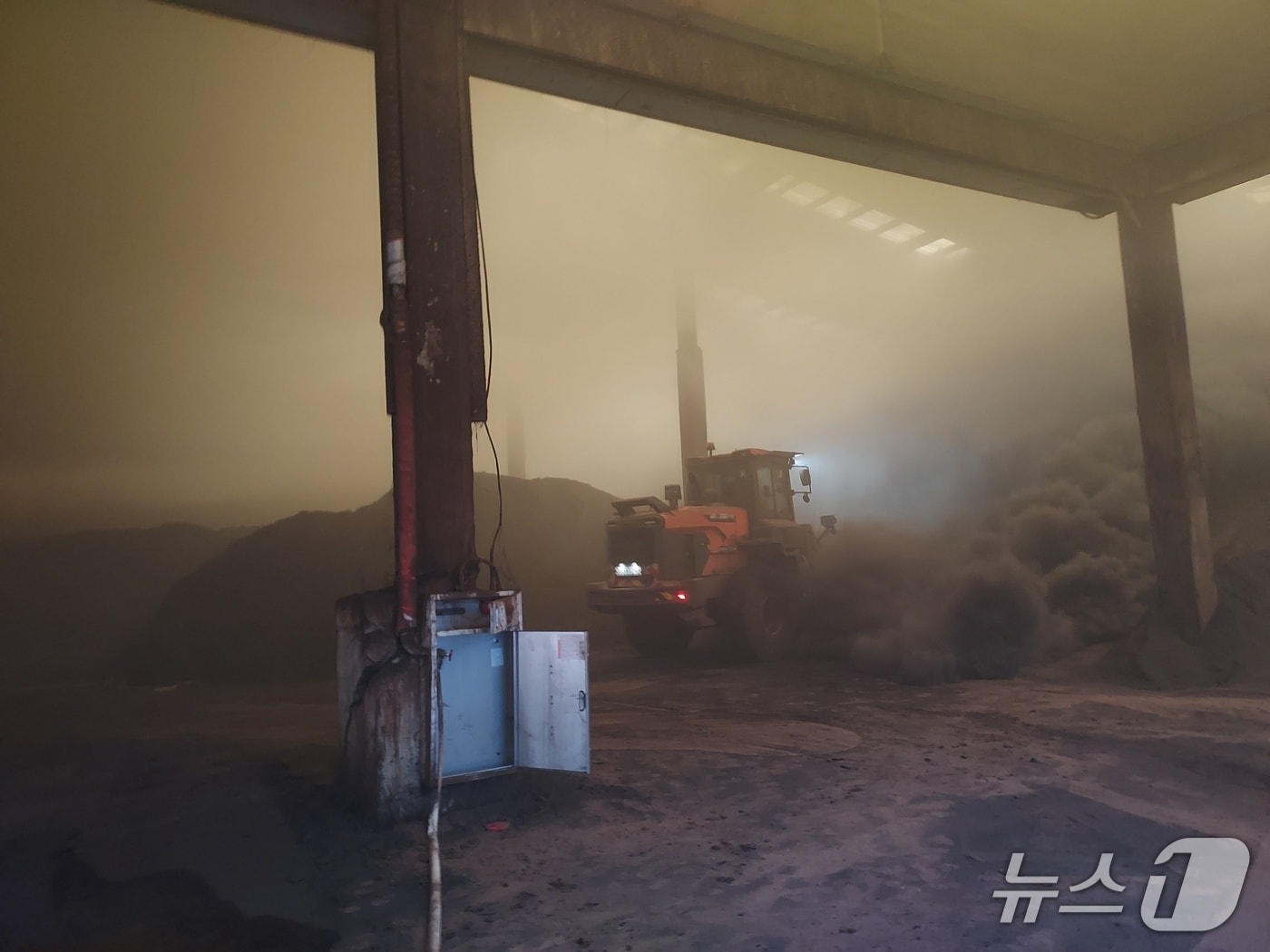 정읍시 정우면 퇴비공장 화재현장.(전북도소방본부 제공 재판매 및 DB 금지)