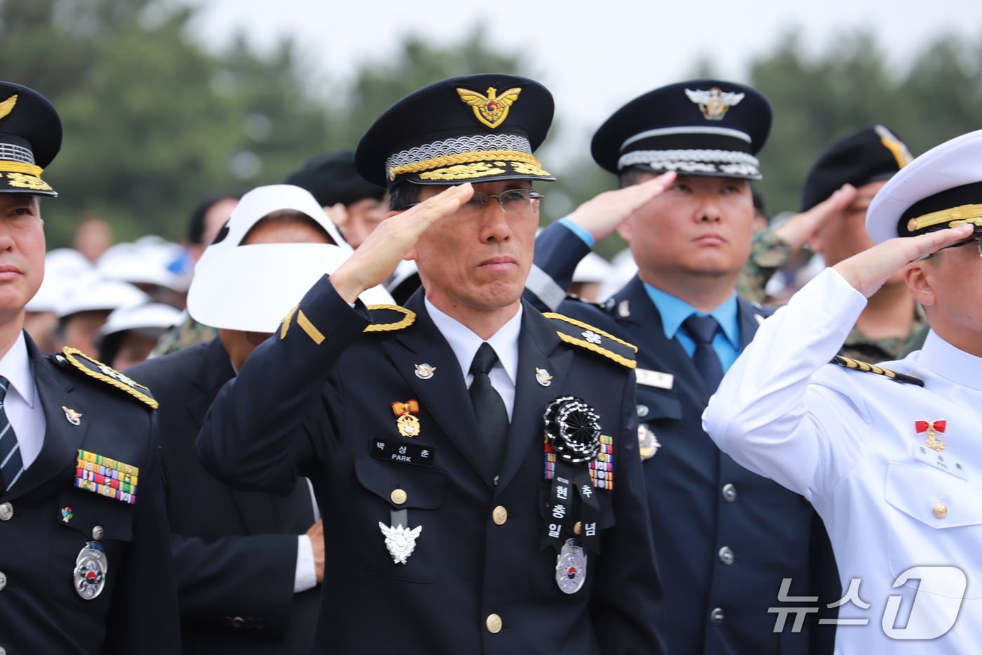 박상춘 제주해양경찰청장이 6일 제주시 노형동 충혼묘지에서 열린 현충일 추념식에서 경례하고 있다.(제주해양경찰청 제공. 재판매 및 DB 금지)