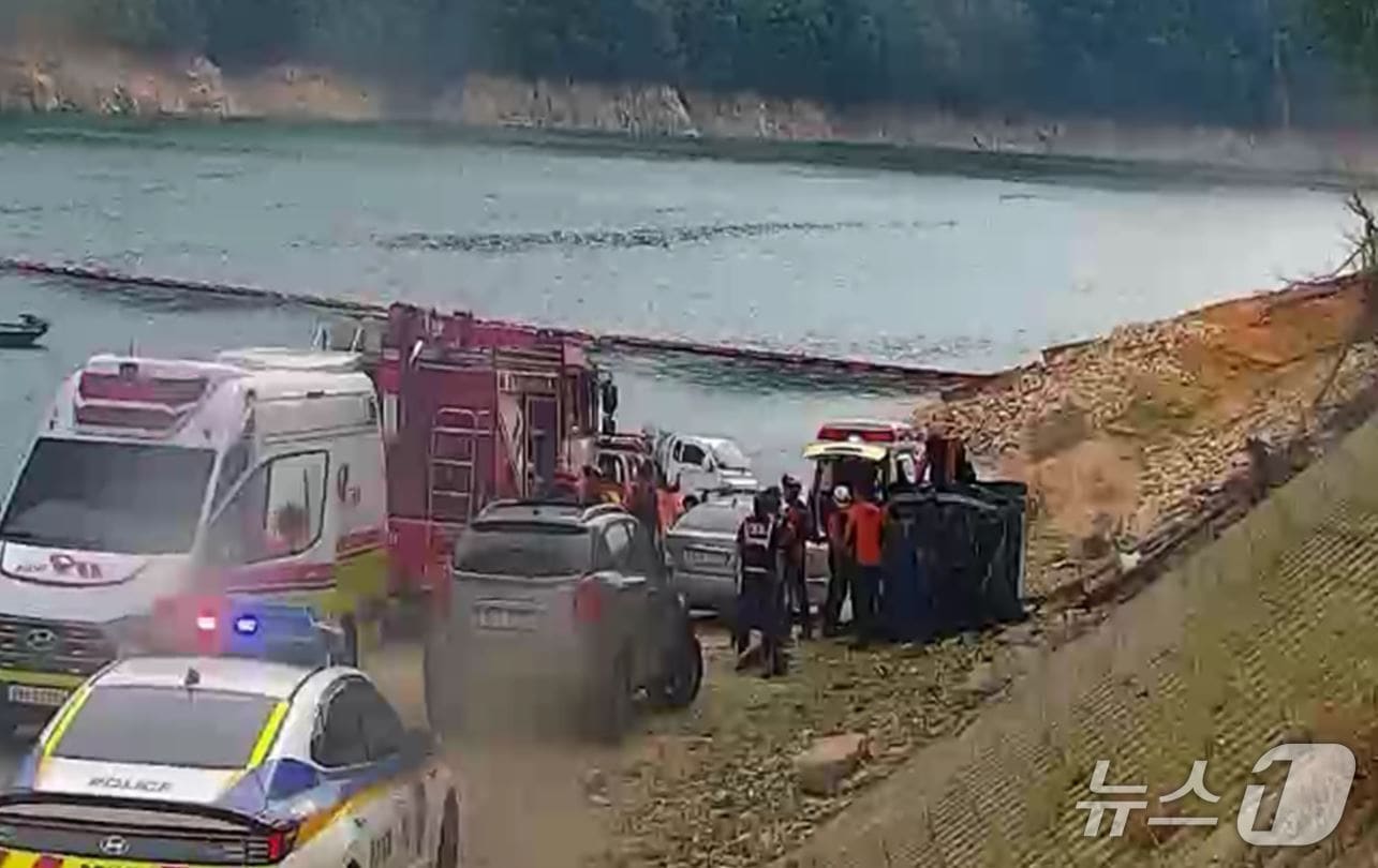 6일 오후 3시 41분쯤 경북 안동시 예안면 주진리 주진교 인근에서 포터 차량이 30여m 다리아래로 추락하는 사고가 발생했다.(경북소방본부 제공) /뉴스1