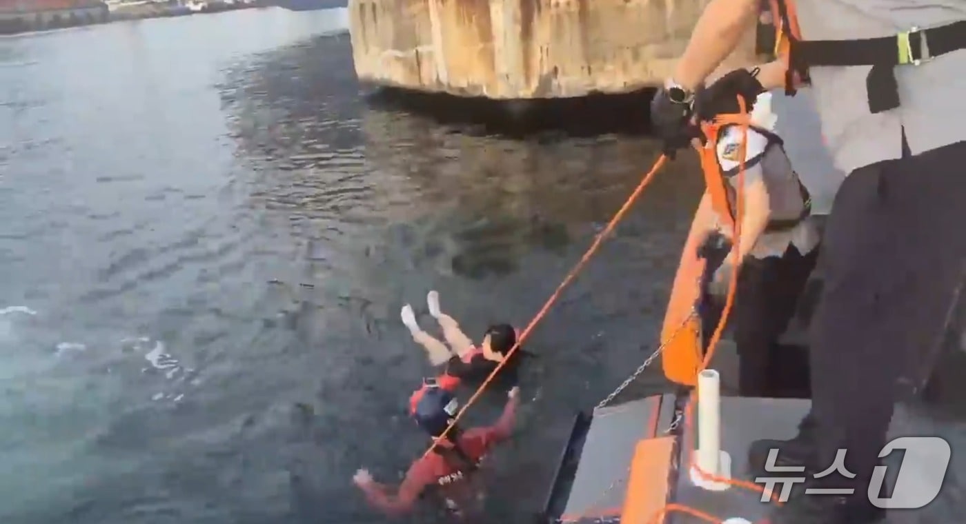 7일 오전 6시 20분쯤 부산 중구 중앙동 부산항 1부두 앞바다에 30대 남성이 빠져 해경이 구조하고 있다.(부산해경 제공. 재판매 및 DB금지)