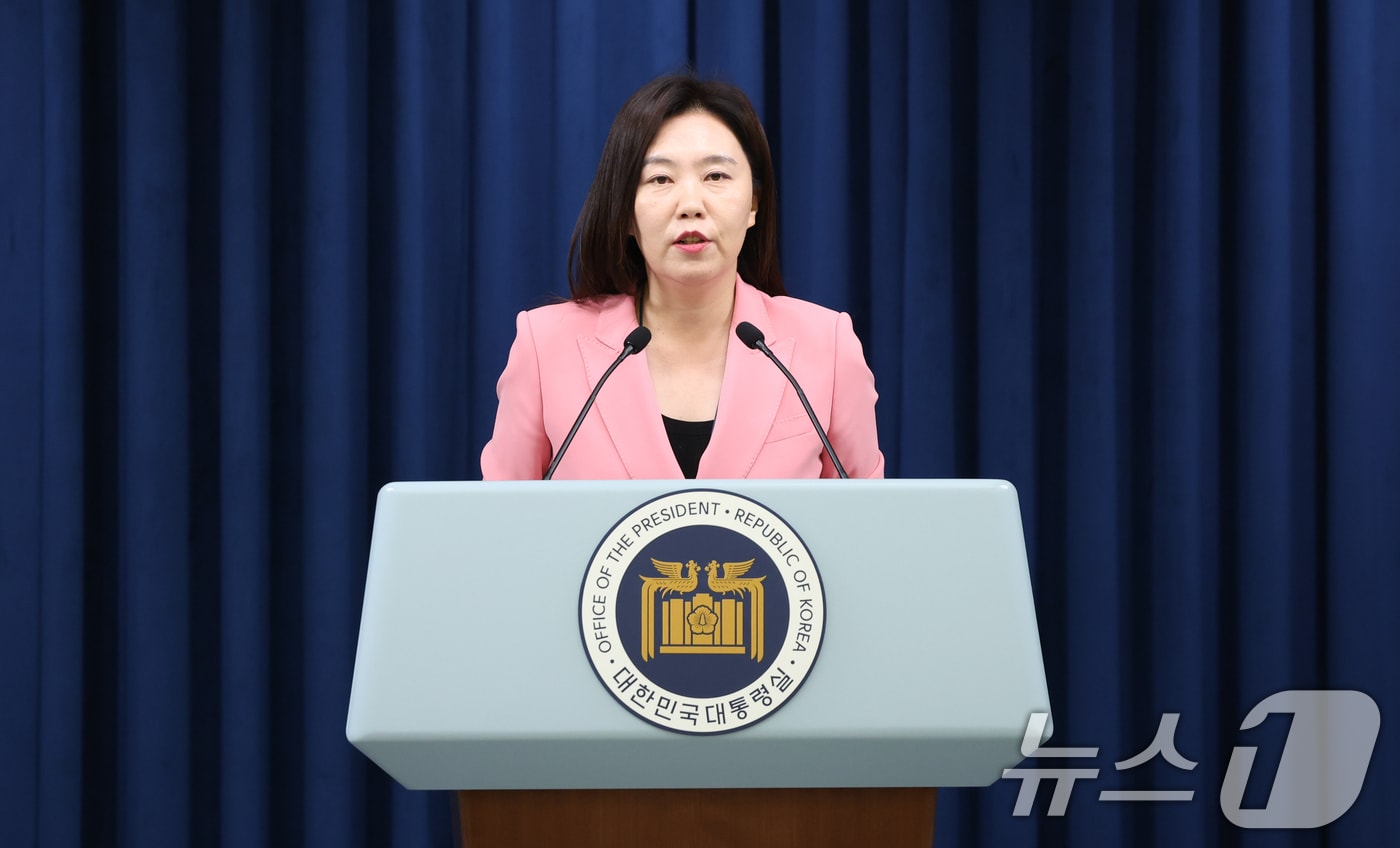 강유정 대통령실 대변인이 7일 서울 용산구 대통령실 청사에서 한미정상 통화 관련 브리핑을 하고 있다. 2025.6.7/뉴스1 ⓒ News1 허경 기자