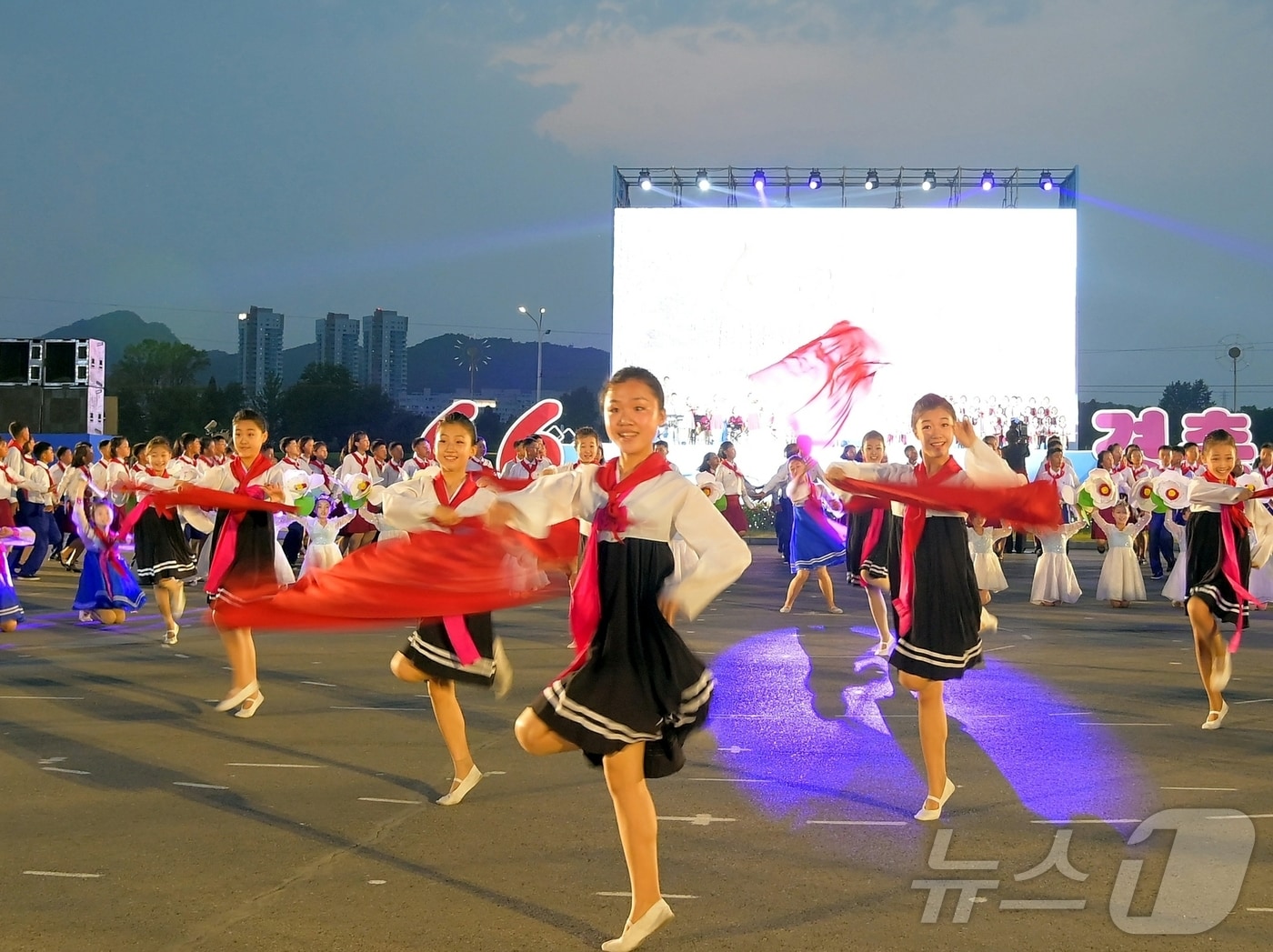 (평양 노동신문=뉴스1) = 북한 노동당 기관지 노동신문은 지난 6일 조선소년단 창립 79주년을 맞아 학생소년들의 야회가 진행됐다고 7일 보도했다. [국내에서만 사용가능. 재배포 금지. DB 금지. For Use Only in the Republic of Korea. Redistribution Prohibited] rodongphoto@news1.kr