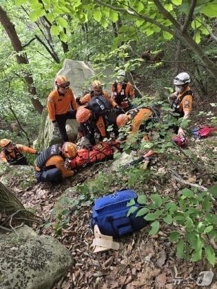 서산 팔봉산에서 추락한 40대 남성 구조하는 소방대원들.(서산소방서 제공. 재판매 및 DB금지)