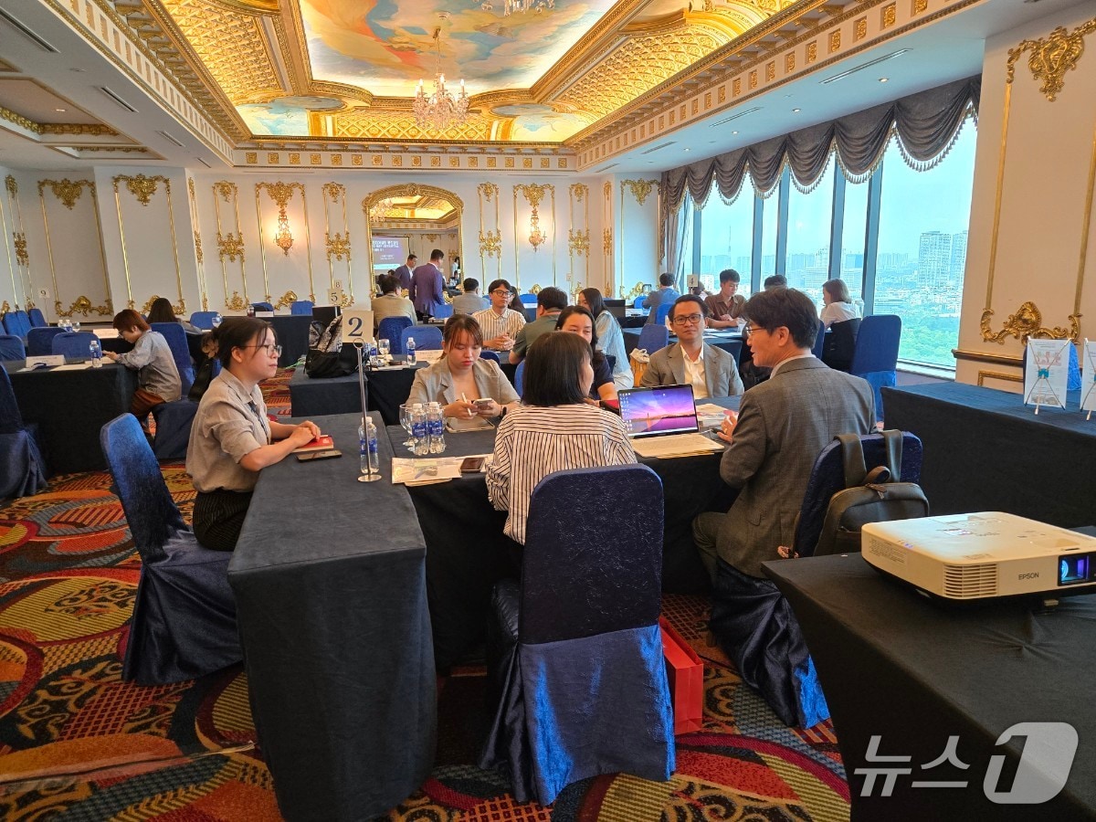 광주 북구가 파견한 &#39;2025 광융합무역촉진단&#39;이 베트남 하노이에서 수출 관련 상담을 진행하고 있다.&#40;광주 북구 제공. 재판매 및 DB 금지&#41;