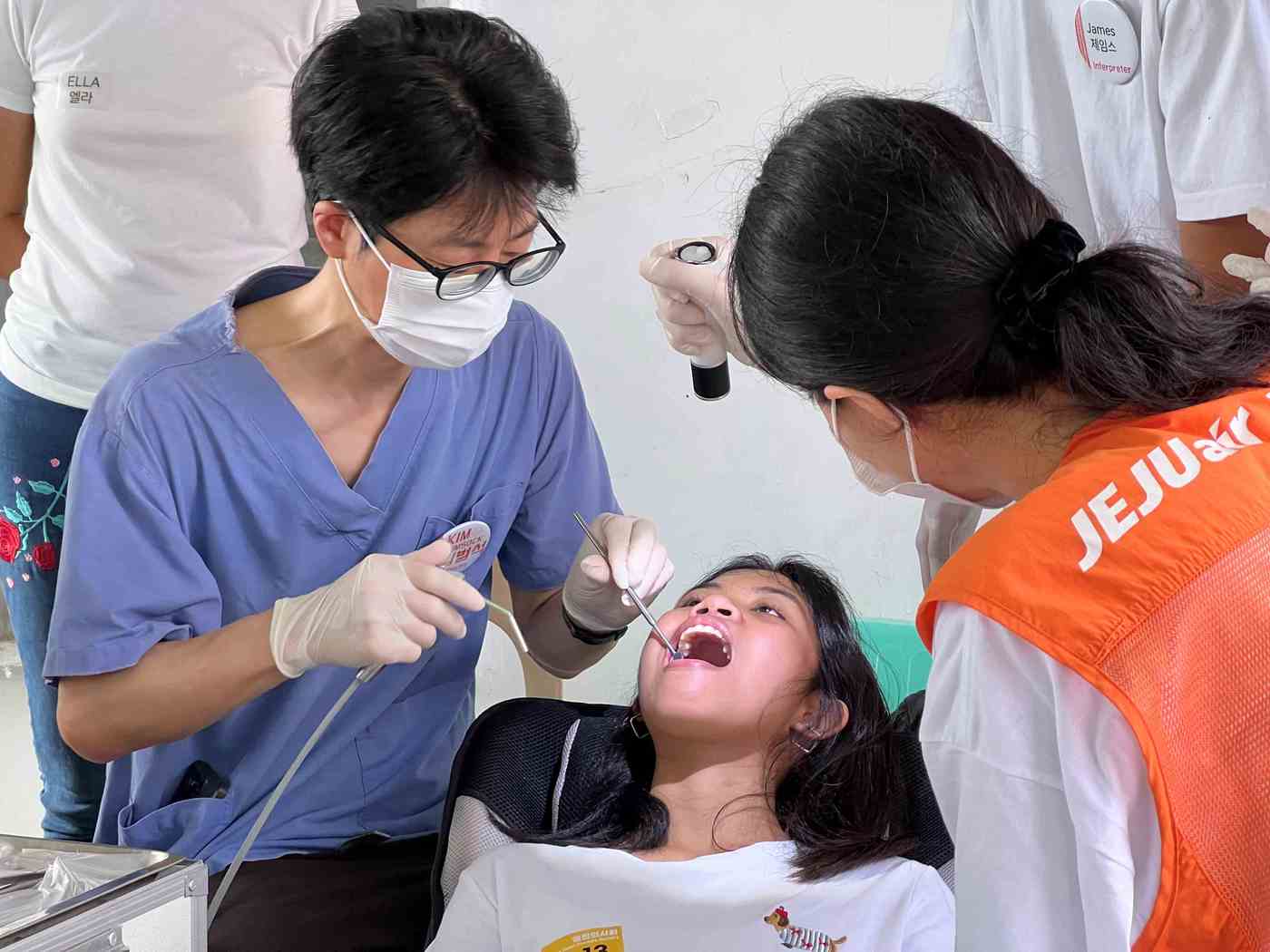 자원봉사자들이 필리핀 세부에서 주민들을 진료하고 있다(제주항공 제공)