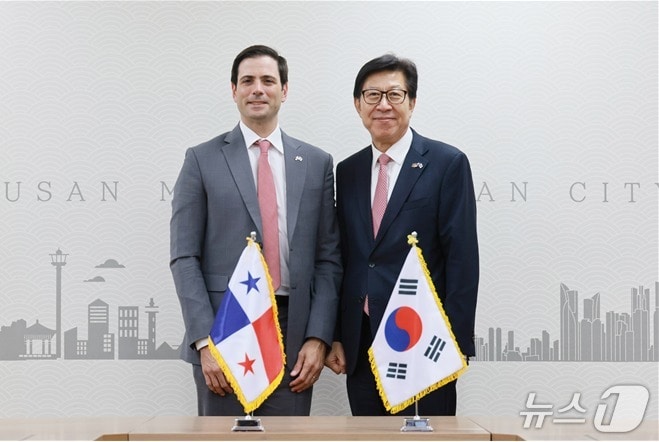 박형준 부산시장과 디에고 비야누에바 주한 파나마 대사(왼쪽)가 접견한 뒤 기념사진을 찍고 있다.(부산시 제공. 재판매 및 DB 금지)