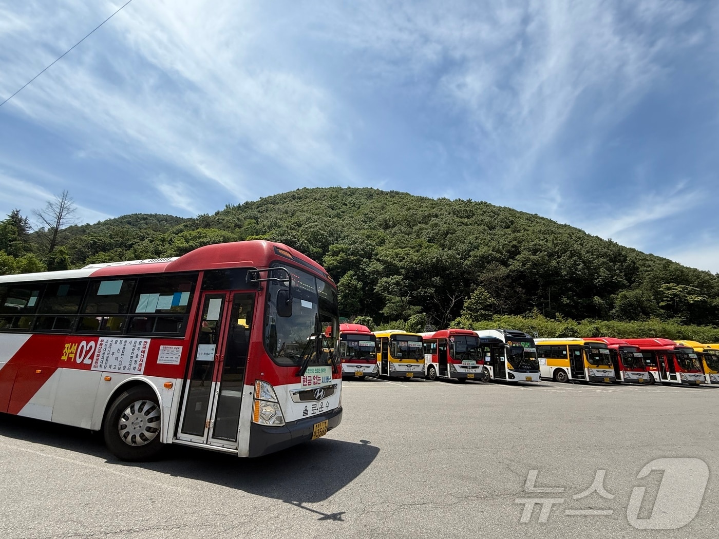 버스노조가 준법투쟁에 돌입한 지 사흘째인 8일 광주 동구 무등산 증심사역 인근 차고지에 시내버스가 대기하고 있다. 2025.6.8/뉴스1 ⓒ News1 김태성 기자