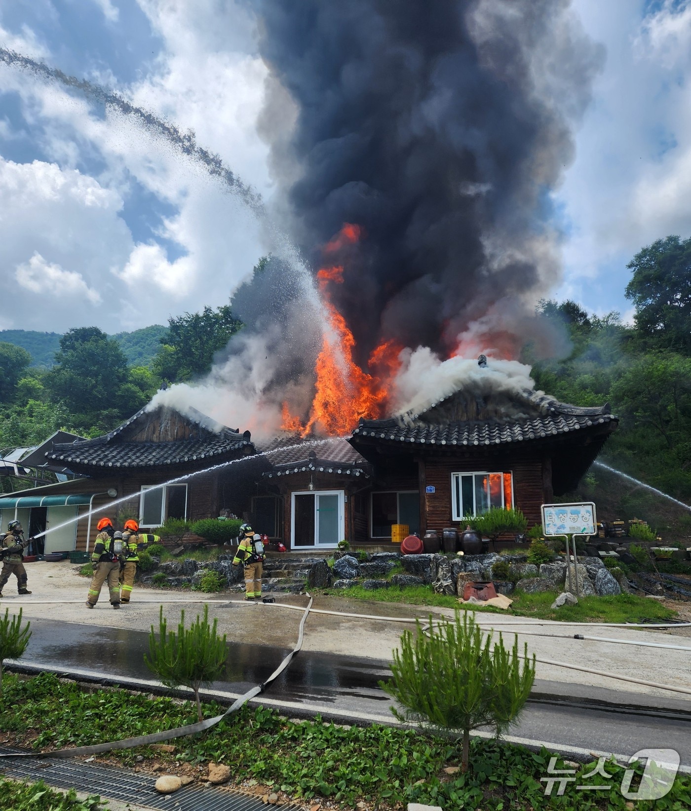 불이 난 단양구 영춘면의 한 한옥 주택.(단양소방서 제공. 재판매 및 DB금지)/뉴스1 