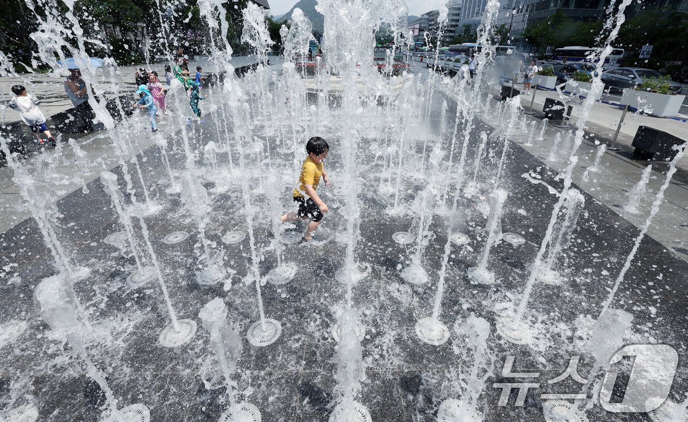 30도 안팎의 낮더위가 이어지고 있는 8일 서울 광화문광장 바닥분수에서 어린이들이 물놀이를 하며 더위를 식히고 있다. 2025.6.8/뉴스1 ⓒ News1 이동해 기자
