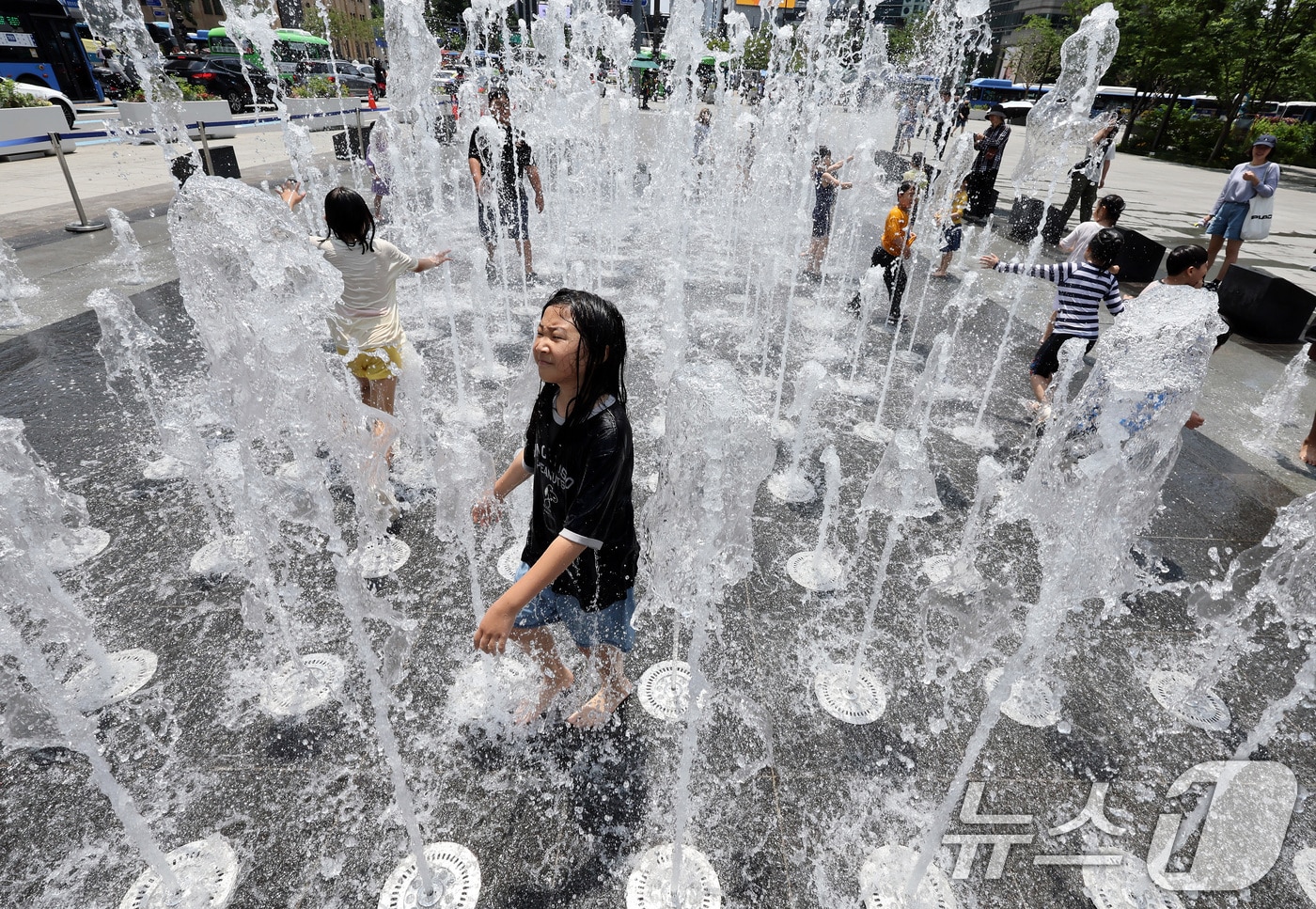 30도 안팎의 낮더위가 이어지고 있는 8일 서울 광화문광장 바닥분수에서 어린이들이 물놀이를 하며 더위를 식히고 있다. 2025.6.8/뉴스1 ⓒ News1 이동해 기자